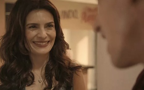 A atriz Arieta Corrêa caracterizada como a Leila em cena de Amor de Mãe