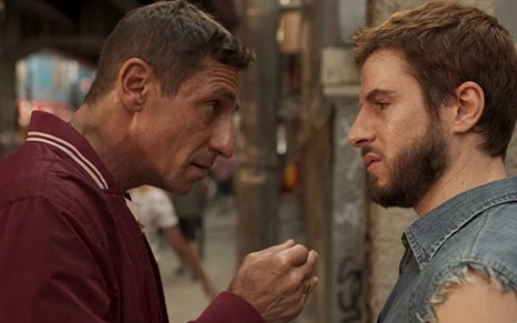 Tuca Andrada alerta Rodrigo Garcia em cena da novela Amor de Mãe, na qual o ator faz um policial corrupto e envolvido com bandidos