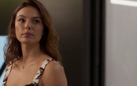 A atriz Isis Valverde usa regatinha em cena da novela Amor de Mãe em que está na empresa que herdou do pai