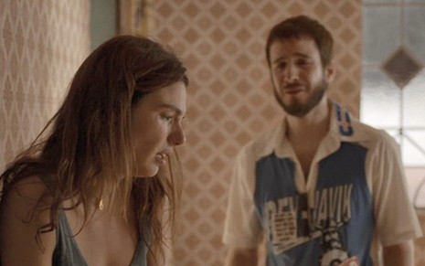A atriz Isis Valverde se encolhe com medo e indignação em cena de violência doméstica com Rodrigo Garcia na novela Amor de Mãe