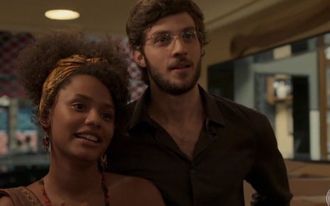 A atriz Jéssica Ellen contracena com Chay Suede na novela Amor de Mãe, na qual ela interpreta a professora Camila, e ele Danilo