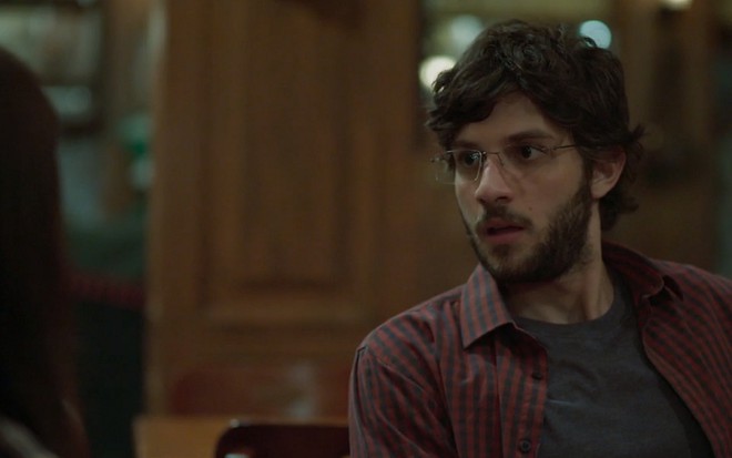 Danilo (Chay Suede) com expressão de surpresa em Cena de Amor de Mãe