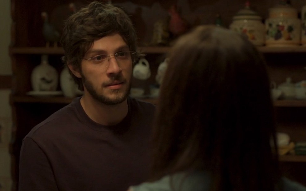 Danilo (Chay Suede) conversa com Thelma (Adriana Esteves) em cena de Amor de Mãe, novela das nove da Globo