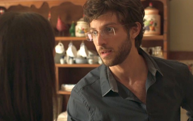 Danilo (Chay Suede) em cena de Amor de Mãe