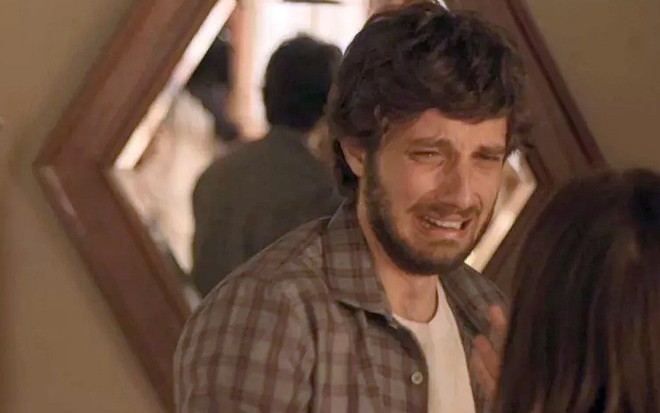 Danilo (Chay Suede) chora de desespero ao confrontar Thelma (Adriana Esteves) em Amor de Mãe