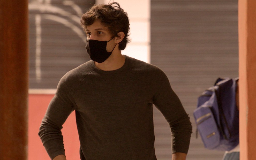 O ator Chay Suede caracterizado como Danilo usa uma máscara preta em cena de Amor de Mãe