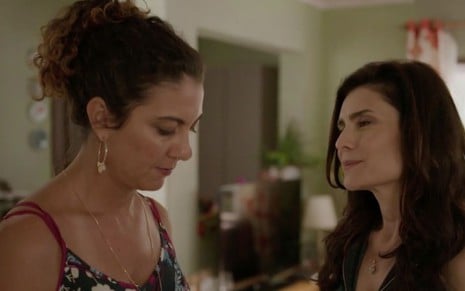 As atrizes Clarissa Pinheiro e Arieta Corrêa como as personagens Penha e Leila, respectivamente, em cena da novela Amor de Mãe, da Globo