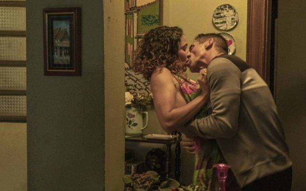 Penha (Clarissa Pinheiro) beija Belizário (Tuca Andrada) em cena de Amor de Mãe
