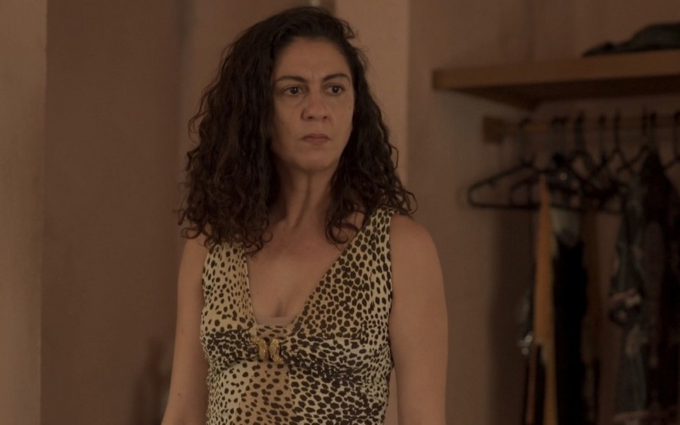 A atriz Clarissa Pinheiro exibe uma expressão de raiva como a personagem Penha em cena da novela Amor de Mãe