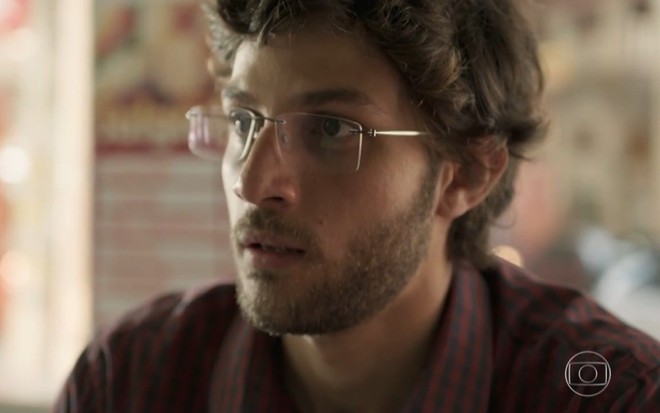 O ator Chay Suede com expressão séria em cena de Amor de Mãe