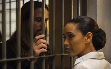 O ator Vladimir Brichta contracena com Taís Araújo simulando na novela da Globo, Amor de Mãe, em sequência na cadeia