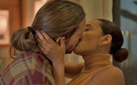 O ator Vladimir Brichta beija Taís Araujo em cena da novela Amor de Mãe, da TV Globo, na qual voltarão a formar um casal