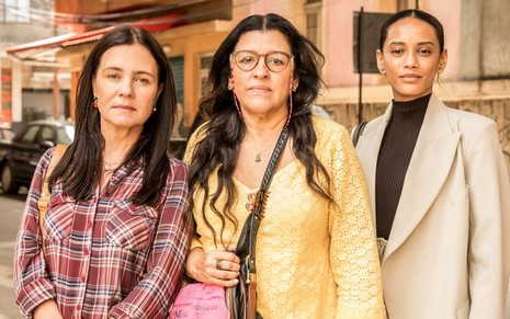 As três personagens principais de Amor de Mãe: Thelma (Adriana Esteves), Lurdes (Regina Casé) e Vitória (Taís Araújo)