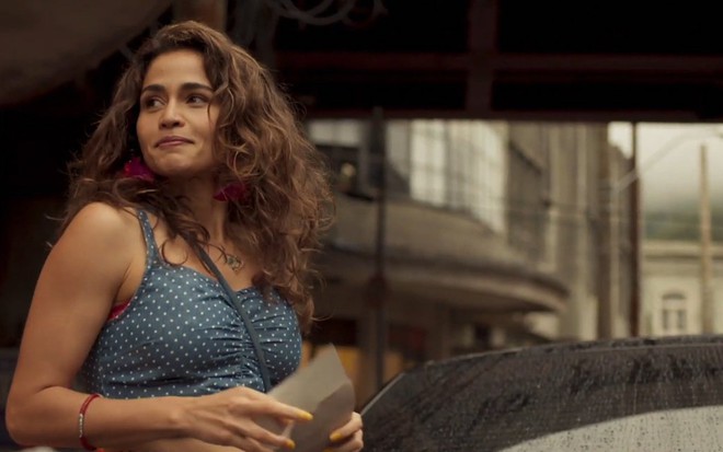 A atriz Nanda Costa anda em rua na novela Amor de Mãe, da TV Globo, na qual interpreta a cabeleireira Érica