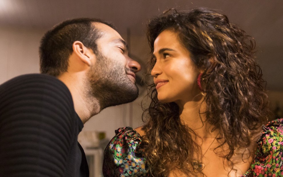 O ator Humberto Carrão simula uma tentativa de beijo com Nanda Costa, sua colega de elenco na novela Amor de Mãe