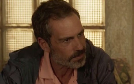 O ator Felipe Duarte em cena da novela Amor de Mãe, da Globo, como o personagem Gabo