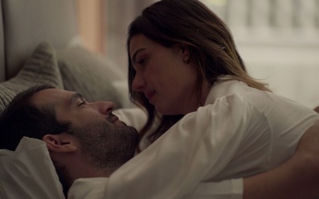 Os personagens Sandro (Humberto Carrão) e Betina (Isis Valverde) se olham apaixonados em cena da novela das nove Amor de Mãe, da Globo