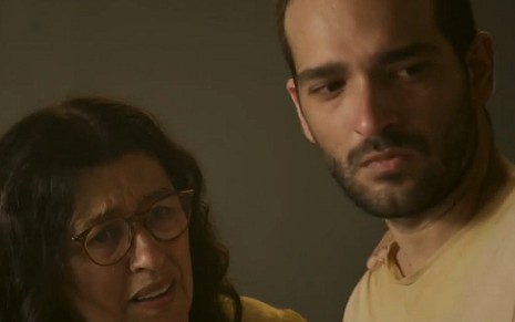 Lurdes (Regina Casé) e Sandro (Humberto Carrão) em cena de Amor de Mãe