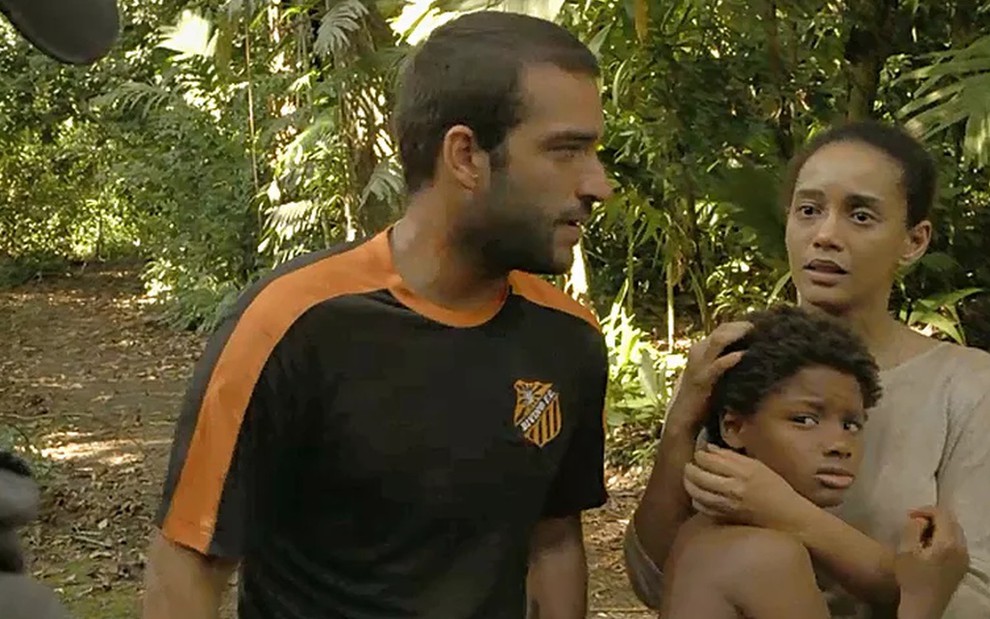 Tiago (Pedro Guilherme Rodrigues) abraça Vitória (Taís Araujo) e fica assustado ao ver Belizário (Tuca Andrada) em cena de Amor de Mãe