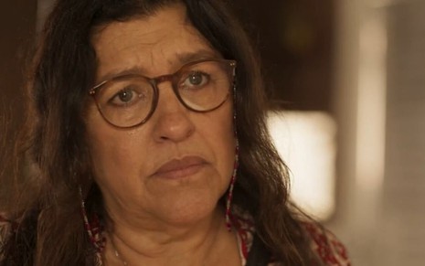 A personagem Lurdes (Regina Casé) com expressão de preocupação em capítulo de Amor de Mãe, novela da Globo