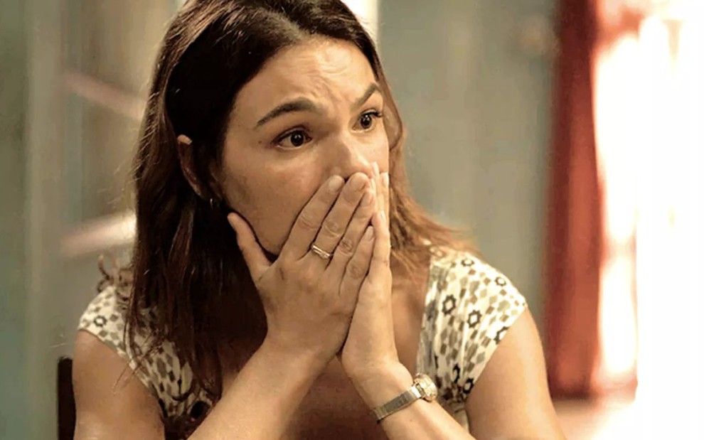A atriz Isis Valverde faz expressão de choque em cena da novela Amor de Mãe, em que interpreta a personagem Betina