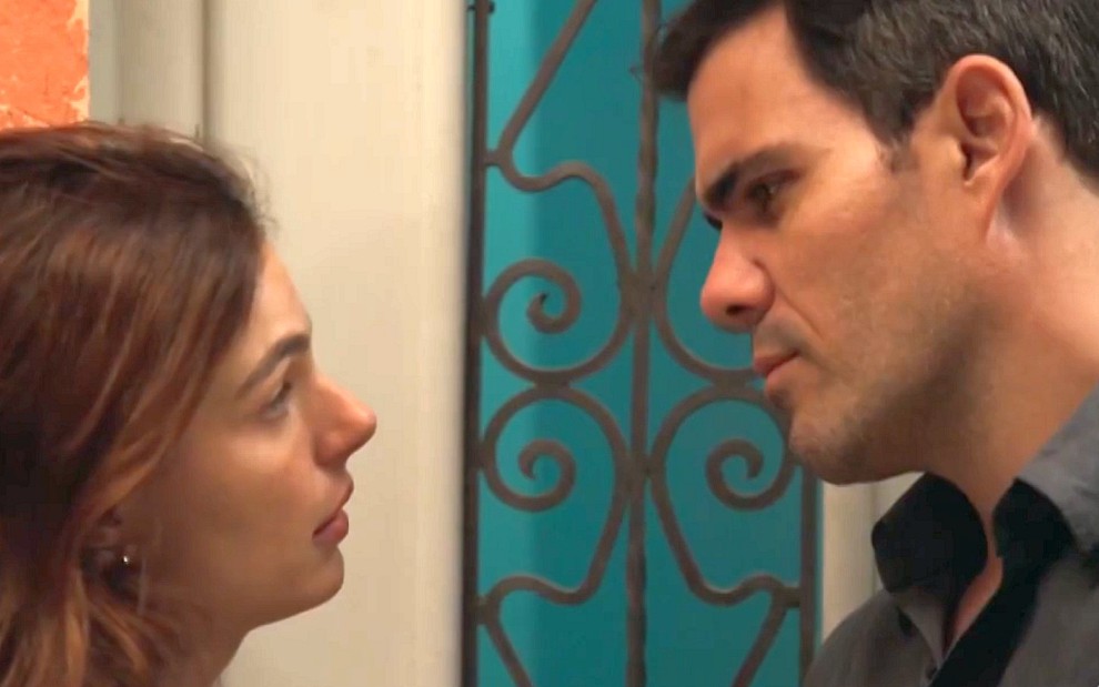 Betina (Isis Valverde) e Magno (Juliano Cazarré) em cena de Amor de Mãe