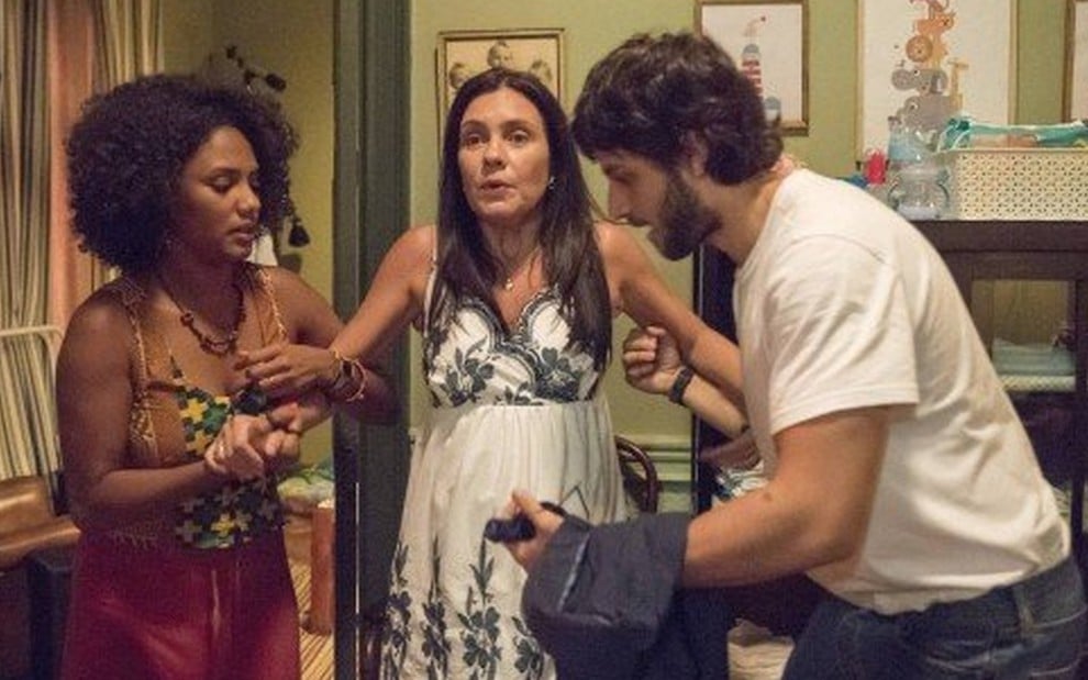 Thelma (Adriana Esteves) entra em trabalho de parto e é amparada por Danilo (Chay Suede) e Camila (Jéssica Ellen) em cena de Amor de Mãe