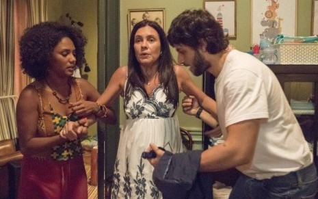 Thelma (Adriana Esteves) entra em trabalho de parto e é amparada por Danilo (Chay Suede) e Camila (Jéssica Ellen) em cena de Amor de Mãe