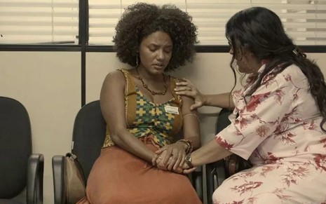 Lurdes (Regina Casé) consola Camila (Jéssica Ellen) no corredor do hospital em Amor de Mãe