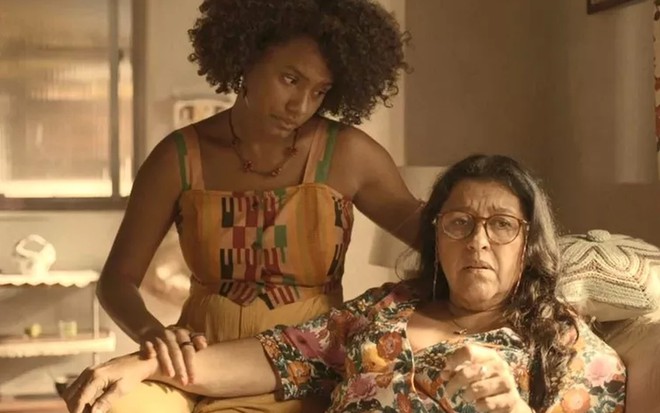 Camila (Jéssica Ellen) e Lurdes (Regina Casé) em cena de Amor de Mãe