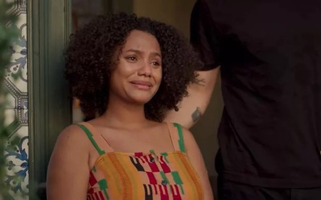 A atriz Jéssica Ellen, com expressão emocionada e lágrimas nos olhos, em cena como Camila em Amor de Mãe