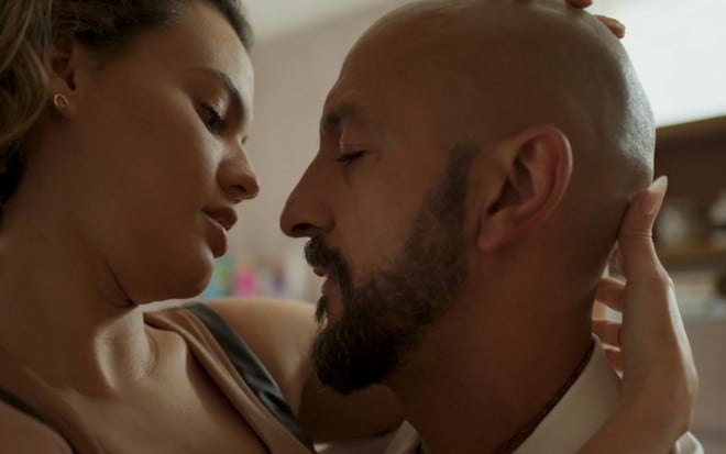 Estela (Letícia Lima) e Álvaro (Irandhir Santos) em cena de Amor de Mãe