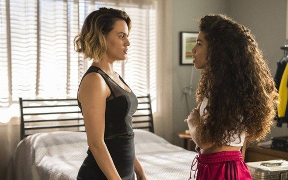 Estela (Letícia Lima) conversa com Verena (Maria) em cena de Amor de Mãe