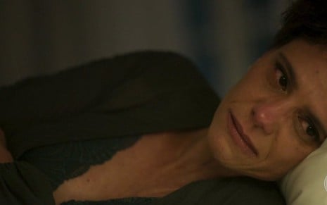A atriz Malu Galli deitada com a cabeça no travesseiro chorando em cena como Lídia de Amor de Mãe