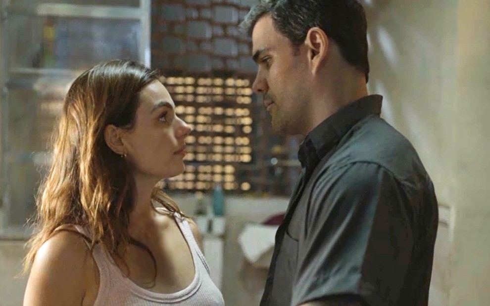 A atriz Isis Valverde em cena com Juliano Cazarré na novela Amor de Mãe, da Globo, em que eles foram par romântico