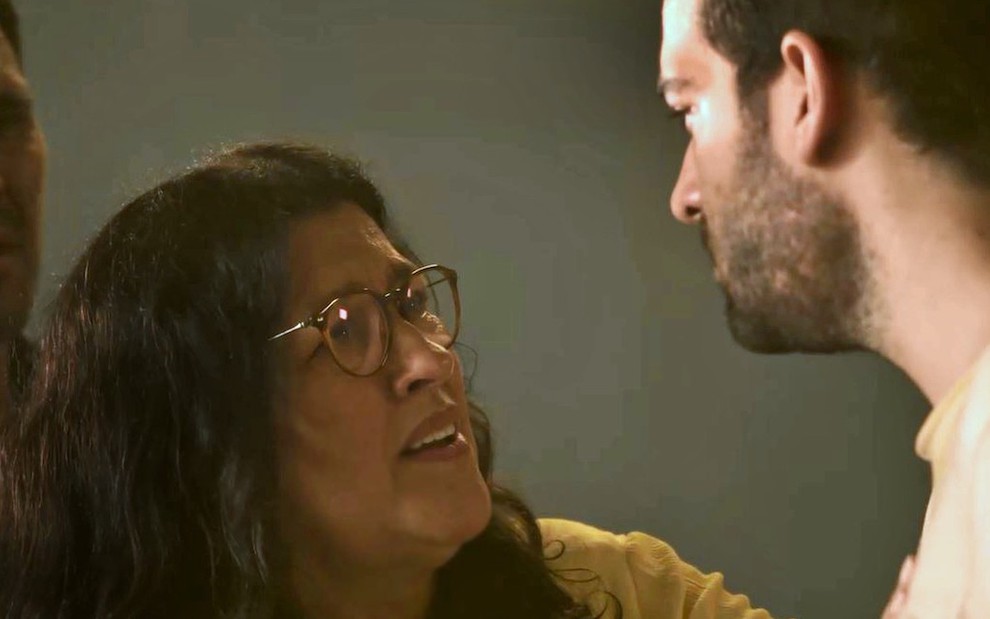 Os atores Juliano Cazarré, Regina Casé e Humberto Carrão contracenam em Amor de Mãe, novela das nove da TV Globo