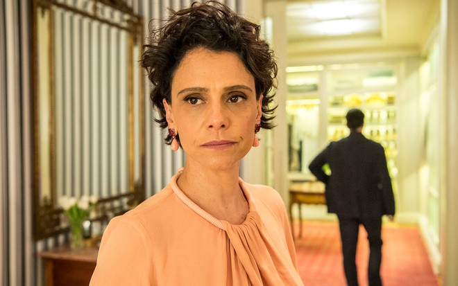 A atriz Malu Galli caracterizada como Lídia em cena de Amor de Mãe