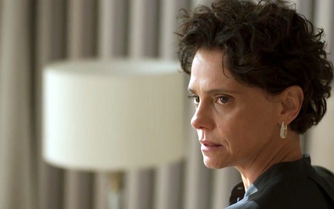 A atriz Malu Galli em cena de Amor de Mãe, caracterizada como a sua personagem grã-fina Lídia