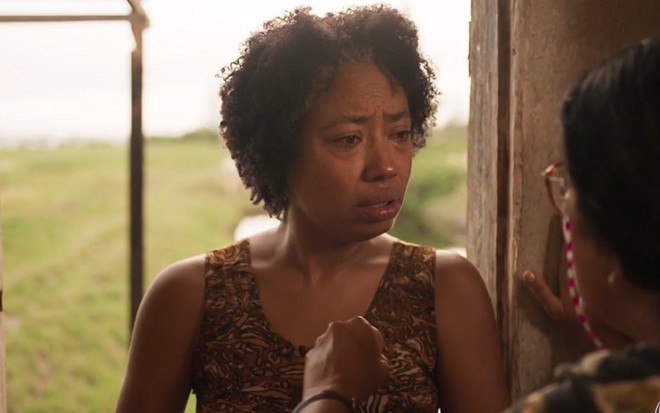 Rita (Mariana Nunes) com Lurdes (Regina Casé) em cena de Amor de Mãe