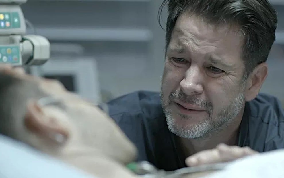 Raul (Murilo Benício) chora a morte do filho em seu leito no hospital em cena de Amor de Mãe