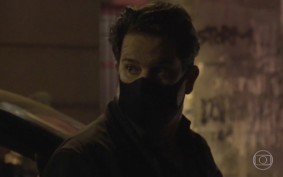 O ator Murilo Benício usa uma máscara preta caracterizado como Raul em cena de Amor de Mãe