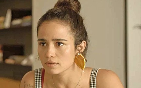 Érica (Nanda Costa) em cena de Amor de Mãe