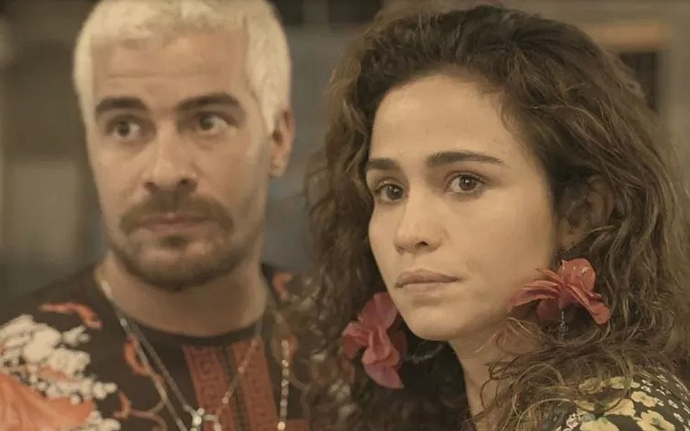 Érica (Nanda Costa) com cara de brava acompanhada de Ryan (Thiago Martins) em cena de Amor de Mãe