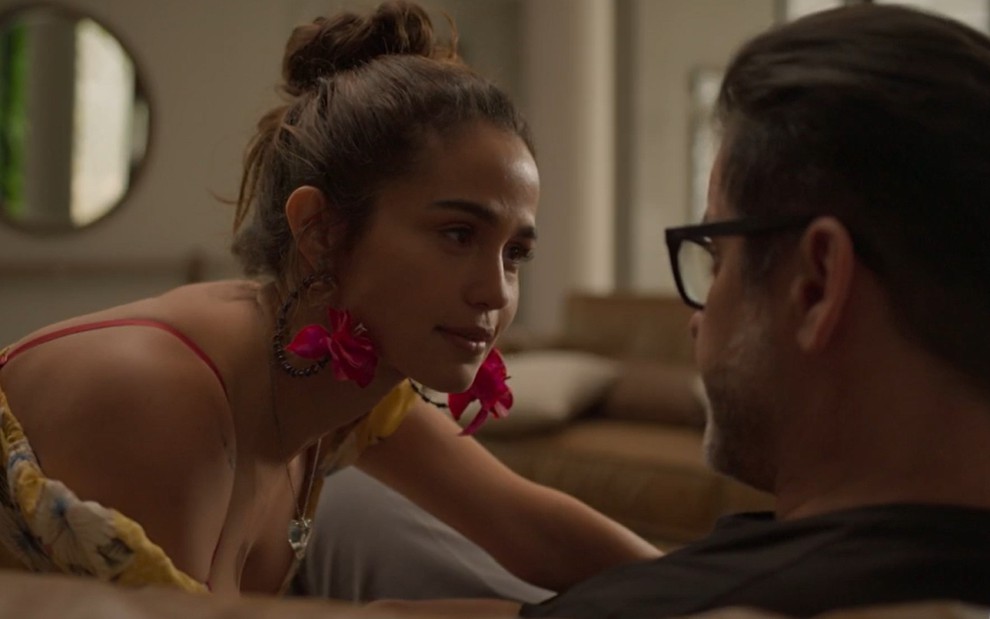 Érica (Nanda Costa) e Raul (Murilo Benício) discutem em cena de Amor de Mãe