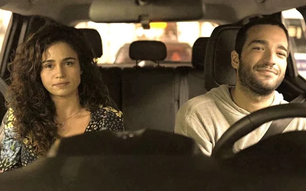 Érica (Nanda Costa) e Sandro (Humberto Carrão) no carro em cena de Amor de Mãe
