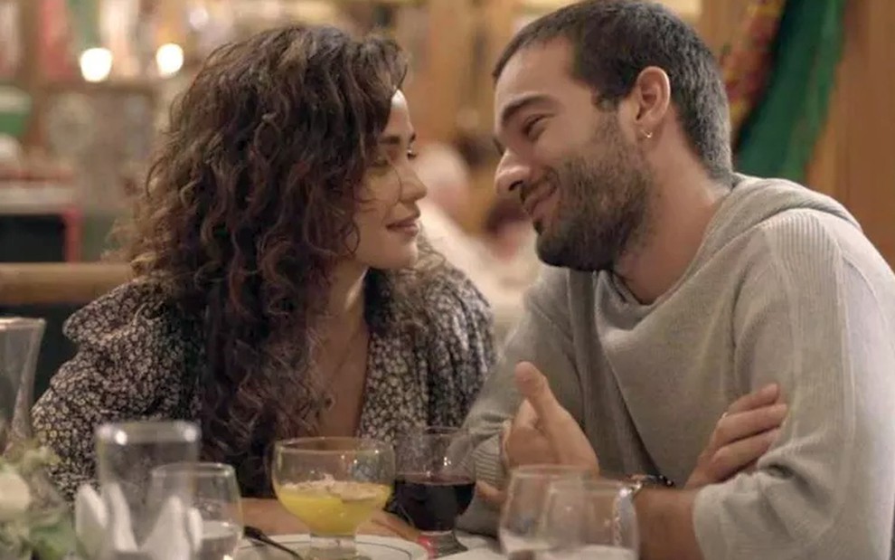 Érica (Nanda Costa) e Sandro (Humberto Carrão) trocam olhares apaixonados em cena de Amor de Mãe
