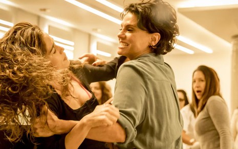 Érica (Nanda Costa) e Lídia (Malu Galli) se atracam em cena de Amor de Mãe, novela das nove da Globo