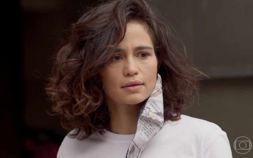 A personagem Érica (Nanda Costa) olha preocupada em cena da novela Amor de Mãe, da Globo
