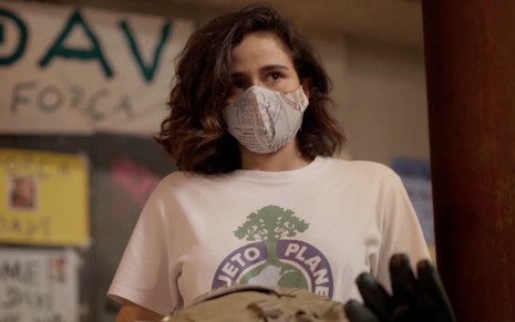 A personagem Érica (Nanda Costa) veste camiseta do movimento socioambiental Projeto Planeta em cena da novela Amor de Mãe, da Globo