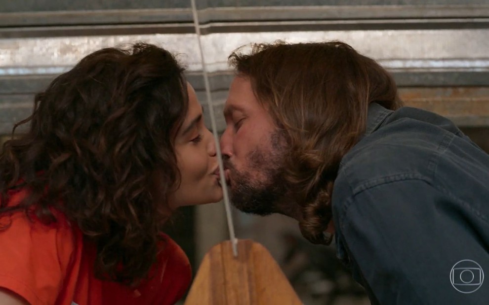 Érica (Nanda Costa) e Davi (Vladimir Brichta) se beijam através de proteção de acrílico em Amor de Mãe